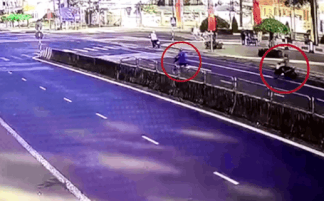 Video: Bị xe bán tải lao như 'bay' đâm trúng, 2 nạn nhân đi xe máy văng xa hàng chục mét