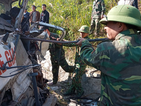 Xe chở cán bộ trung tâm tình thương đâm vào vách núi dùng biển giả, hết niên hạn sử dụng?