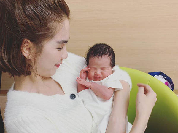 Bế cháu ruột mới sinh trên tay, Ngọc Trinh quả quyết: 'Năm sau cũng làm một đứa'