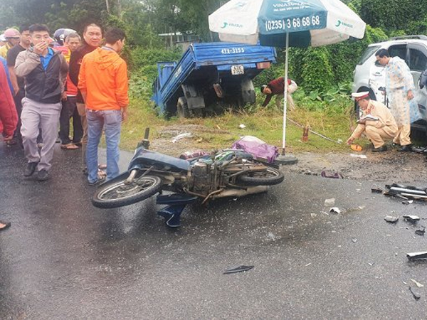 2 ô tô tông nhau, 3 cha con đi xe máy thương vong