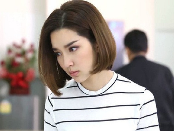 Chồng gãy chân nằm nhà trách vợ dắt con đi chơi shopping cả ngày, cô chỉ cười nhẹ rồi vạch bụng lên khiến anh 'tắt tiếng'