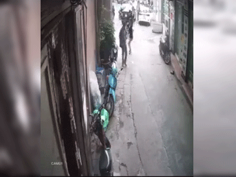 Sàm sỡ cô gái trẻ trên đường, người đàn ông bị đánh liên tiếp vào mặt