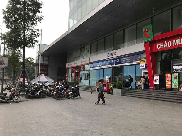 Đình chỉ gã bảo vệ hành hung phụ nữ trước cửa trung tâm thương mại Artemis