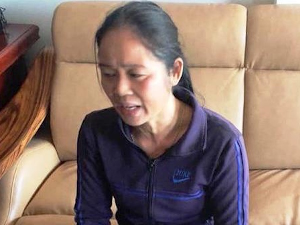 Người giúp việc cầm chân dốc ngược bé 14 tháng tuổi bị khởi tố