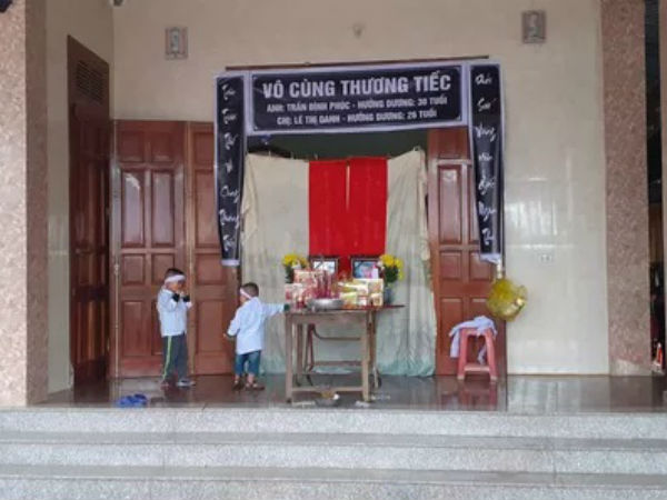Xót xa cảnh 2 đứa trẻ hồn nhiên chơi đùa trước ban thờ bố mẹ ở Hà Tĩnh