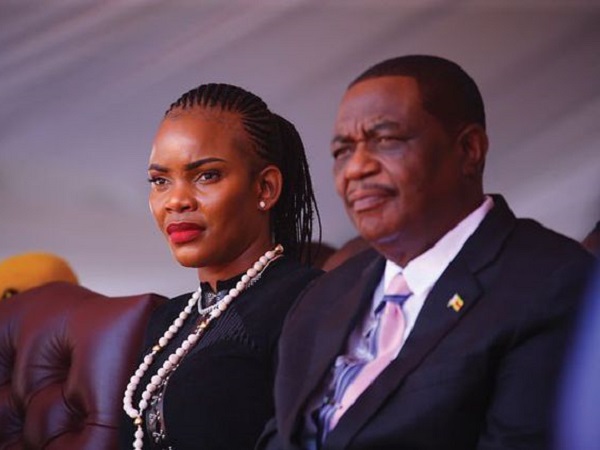Vợ Phó tổng thống Zimbabwe hầu tòa vì cáo buộc lừa đảo, rửa tiền và âm mưu giết chồng
