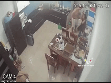 Mặc vợ chắp tay van xin, người chồng nhẫn tâm đánh đập dã man ngay trước mặt con nhỏ