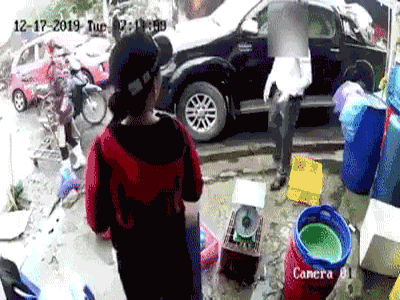 Clip: Người đàn ông đi xe ô tô vào chợ, bất ngờ tát túi bụi vào mặt người phụ nữ bán tôm