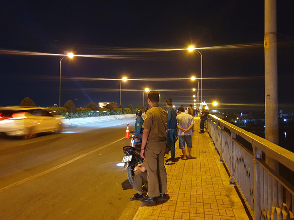 Nữ sinh mặc đồ thể dục bất ngờ gieo mình xuống sông Sài Gòn