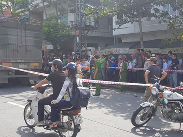 Va chạm với xe tải trên đường đón con đi học về, người mẹ chết thảm