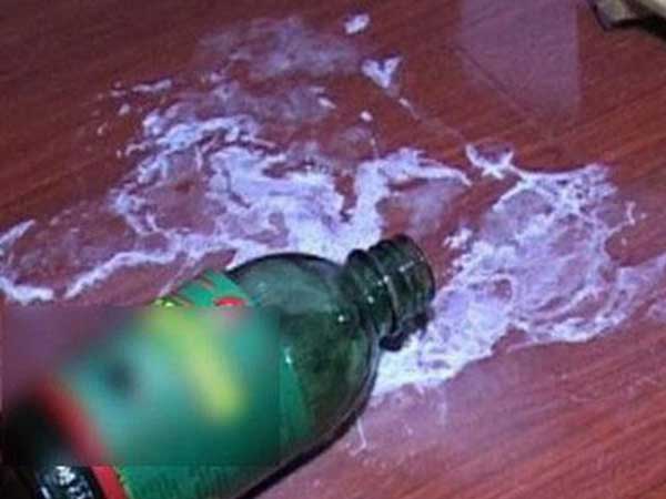 Chồng bóp miệng vợ, ép uống thuốc diệt cỏ