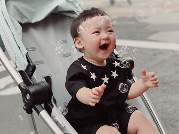 Á hậu Tú Anh chính thức công khai toàn bộ gương mặt con trai nhân dịp sinh nhật tròn 1 tuổi