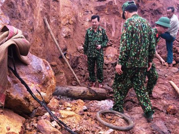 Tài xế máy xúc phát hiện quả bom hơn 200kg khi múc đất