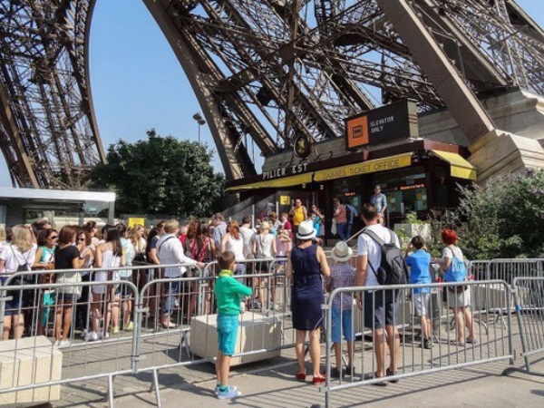 Tháp Eiffel phải tạm thời đóng cửa do nhân viên đình công