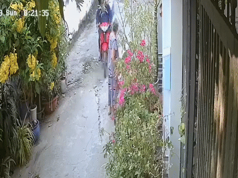 Video: Cướp táo tợn giật dây chuyền, kéo cụ già ngã văng xuống đường