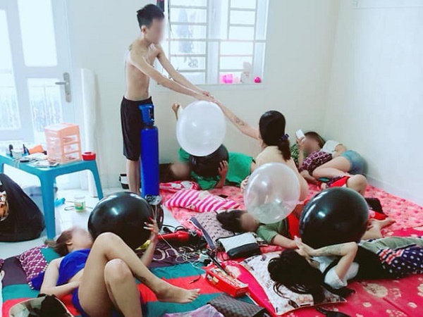 Xôn xao hình ảnh 5 - 6 cô gái vạ vật hít bóng cười, bên cạnh còn có nam thanh niên chuyên phục vụ bơm bóng