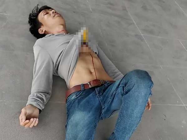 Kinh hoàng nam thanh niên nghi ngáo đá tự cầm dao cắm vào ngực