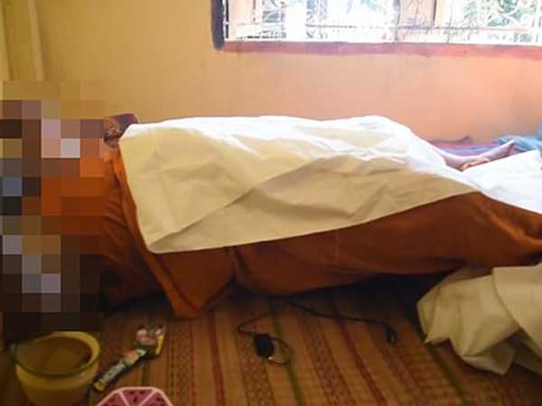 Dùng điện thoại khi đang sạc, nhà sư Thái Lan bị điện giật chết