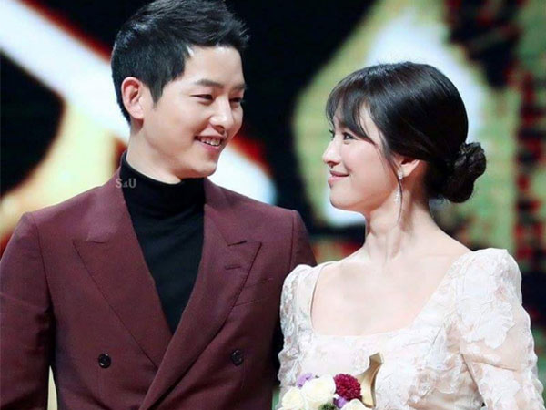 Song Hye Kyo bất ngờ đeo lại nhẫn cưới, còn đăng story đầy ẩn ý khiến các fan của cặp đôi Song - Song như mở cờ trong bụng
