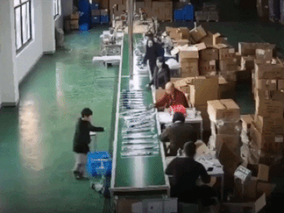 Mải chơi đùa, cậu bé Trung Quốc bị cuốn vào dây chuyền sản xuất