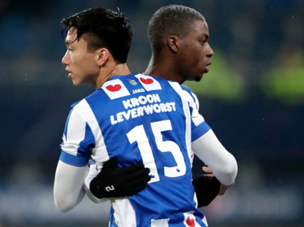 CĐV Heerenveen ấn tượng với…tấm thẻ vàng của Văn Hậu ở trận ra mắt