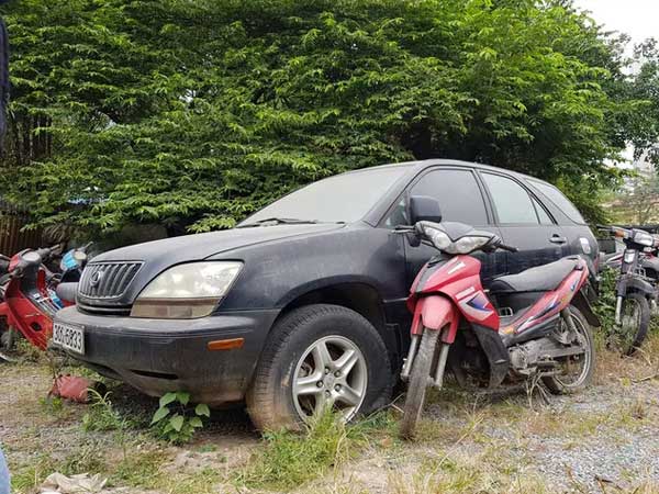 Cận cảnh xe sang Porche, Lexus, Mercedes... 'vô chủ' giữa Thủ đô