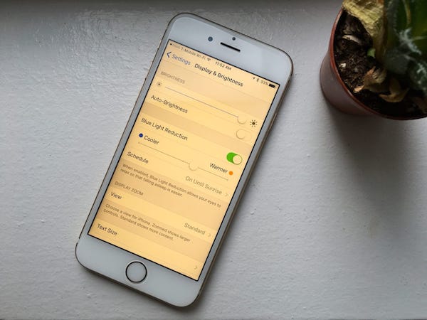Chế độ ban đêm trên smartphone gây hại cho giấc ngủ hơn ánh sáng xanh