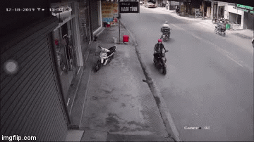 Clip: Ô tô CRV lao như bay lên vỉa hè, húc vào nhà dân khiến người đi đường khiếp đảm