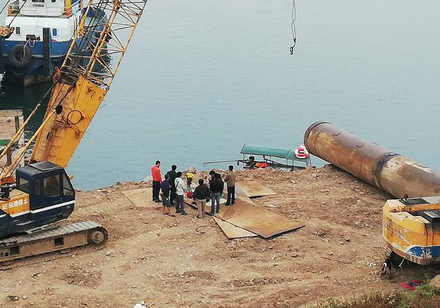Sập cầu tạm, 4 công nhân văng xuống sông Đà khiến 1 người tử vong