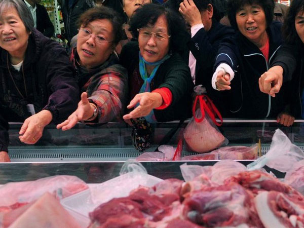 Ngân hàng tung chiêu độc, tặng thịt lợn để hút khách hàng