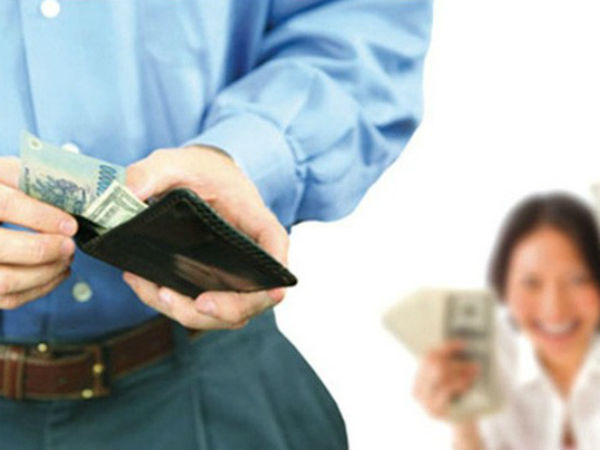 Lương tháng 20 triệu, chồng chìa tay xin vợ 100.000 đồng tiền cà phê