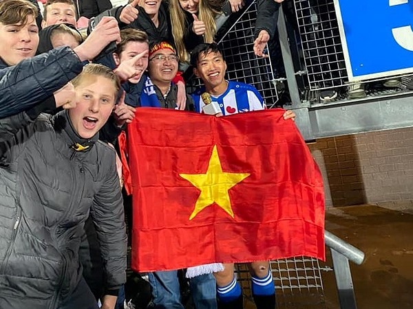 Báo Hà Lan: 'HLV Heerenveen bị ép dùng Văn Hậu'