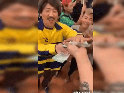 Trấn Thành cầm cả tập tiền 500 nghìn lì xì cho nhân viên đoàn làm phim