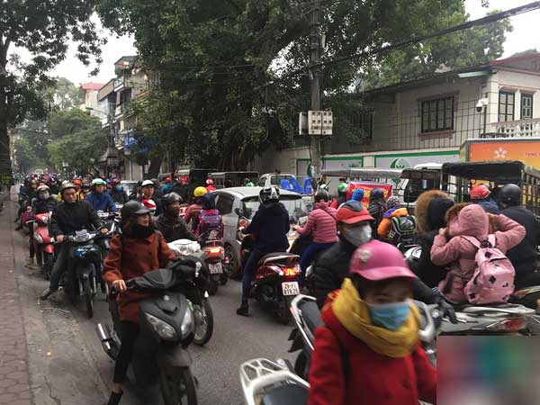 Hà Nội: Thương binh tụ tập trước cổng nhà máy bia gây ùn tắc đường Hoàng Hoa Thám