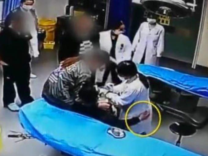 Người đàn ông Trung Quốc bị bắt vì sàm sỡ với nhân viên y tế đang cấp cứu cho mình