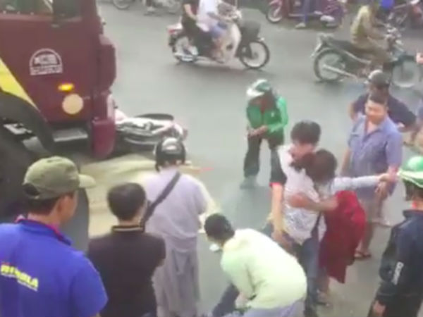 Mẹ gào khóc thảm thiết bên cạnh thi thể con gái bị tai nạn giao thông tử vong