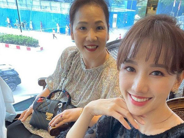 Mẹ ruột Hari Won gây choáng với phong cách thay đổi, ngày càng trẻ trung và dùng hàng hiệu 'khủng' không thua con gái