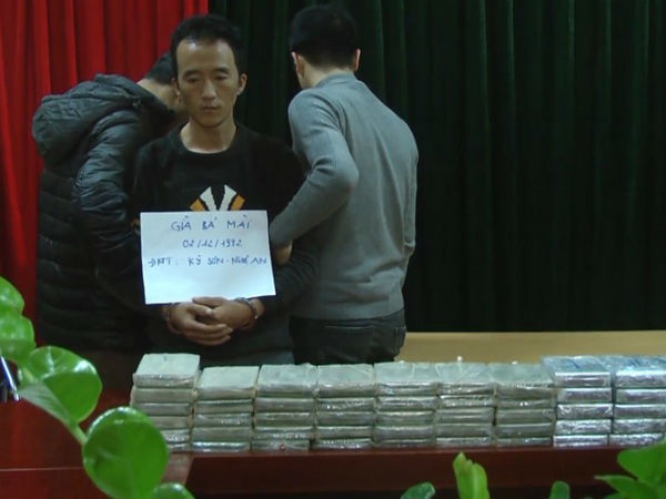 Rủ vợ chưa cưới vận chuyển trái phép 55 bánh heroin