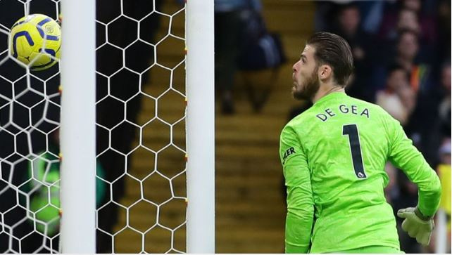 De Gea mắc sai lầm khó tin, Man United thua đội bét bảng Premier League