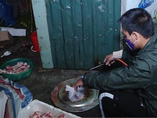 Hãi hùng: Gần 1 tấn đùi gà tây hôi thối chuẩn bị tuồn ra thị trường bị phát hiện