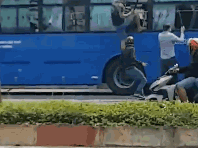 TP.HCM: Nhóm thanh niên dùng hung khí tấn công, đập phá xe buýt khiến nhiều học sinh - sinh viên hoảng loạn
