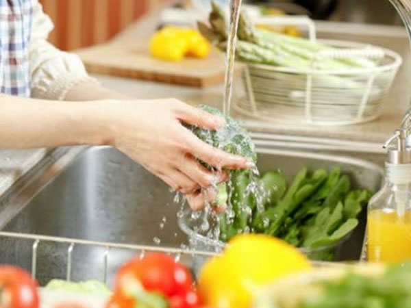 Rửa rau dưới vòi nước chảy hay trong chậu mới sạch? Câu trả lời bất ngờ từ chuyên gia