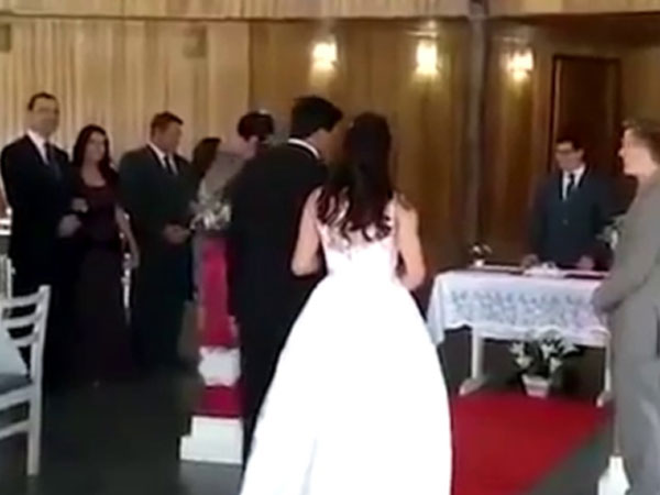 Video: Cô gái xông vào đám cưới tát cô dâu và nói chú rể không được kết hôn vì điều này