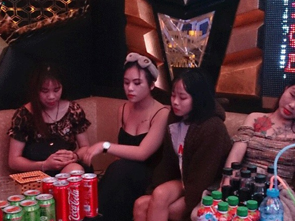 Nhiều 'nam thanh nữ tú' dương tính với ma túy trong quán karaoke