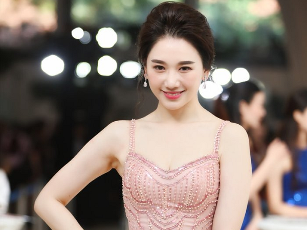 Vóc dáng ngày càng mảnh mai, Hari Won trở thành 'nữ hoàng thảm đỏ' 2019 với loạt váy gợi cảm