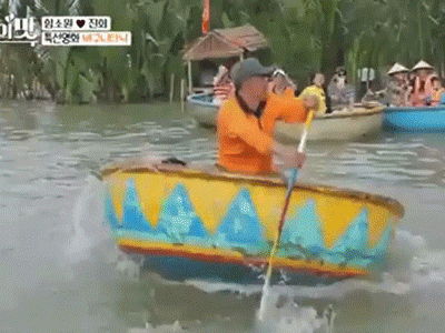 Video: Hoa hậu Hàn Quốc ngã nhào xuống nước khi chơi thuyền thúng ở Việt Nam