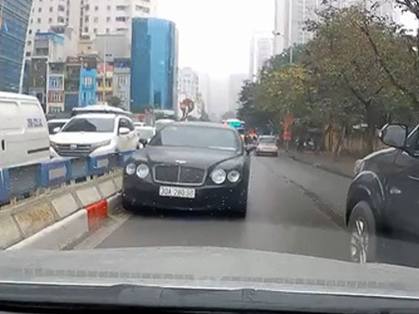 Xe Bentley đi ngược chiều trên đường Nguyễn Tuân sẽ bị phạt như thế nào?