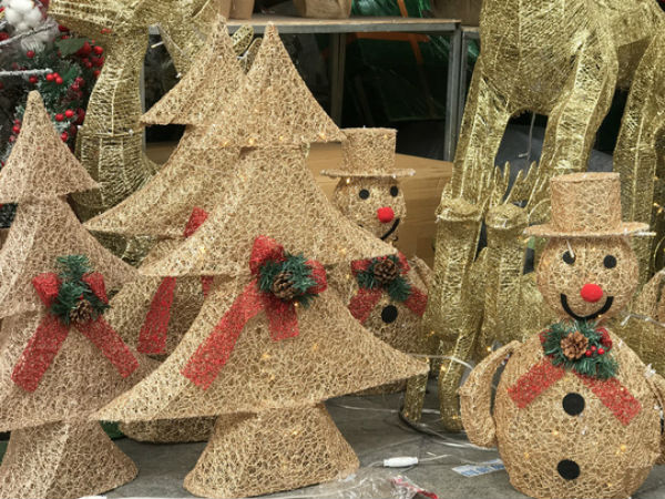 Cây thông vàng, ông già Noel bạc 'sang chảnh' tại phố Cổ có giá cao ngất ngưởng vẫn cháy hàng
