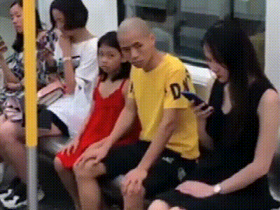 Dẫn con đi chơi nhưng lại có hành động bất thường này, ông bố trẻ lĩnh trọn cú tát của con gái khiến dân mạng hả hê vô cùng