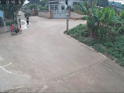 Video: Kinh hoàng cảnh 2 xe máy tông nhau ngay ngã tư